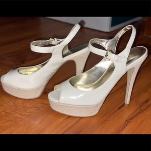 NWT Guess by Marciano white patent leather pumps